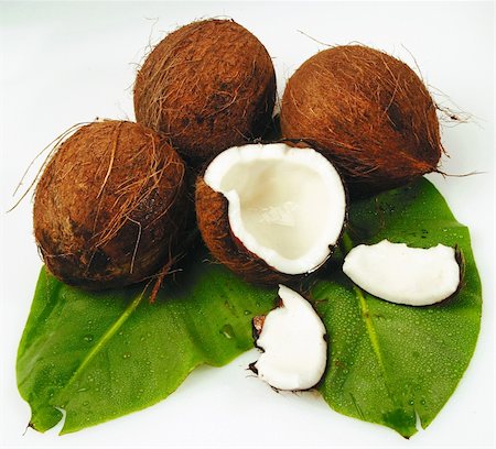 any tropical coconuts on green palm leaf Photographie de stock - Aubaine LD & Abonnement, Code: 400-05186903