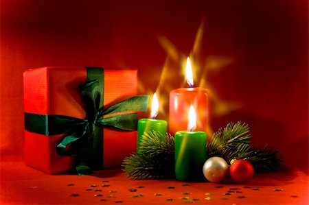Burning xmas candle and little gift box. Christmas decorations of the cross filter effect Fotografie stock - Microstock e Abbonamento, Codice: 400-05187323