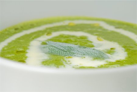 simsearch:400-07092695,k - fresh spinach soup on a white bowl with sage and cream on top Fotografie stock - Microstock e Abbonamento, Codice: 400-05187969