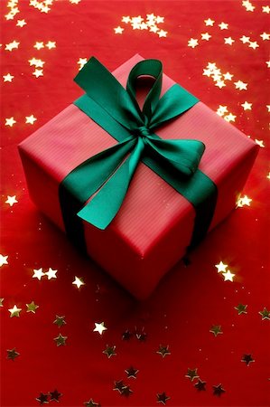 simsearch:400-04199939,k - Close-up xmas gift over golden stars background Stock Photo - Budget Royalty-Free & Subscription, Code: 400-05180071