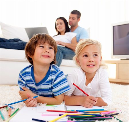 simsearch:400-04198769,k - Children painting in living-room and parents using a laptop on sofa Foto de stock - Super Valor sin royalties y Suscripción, Código: 400-05180189