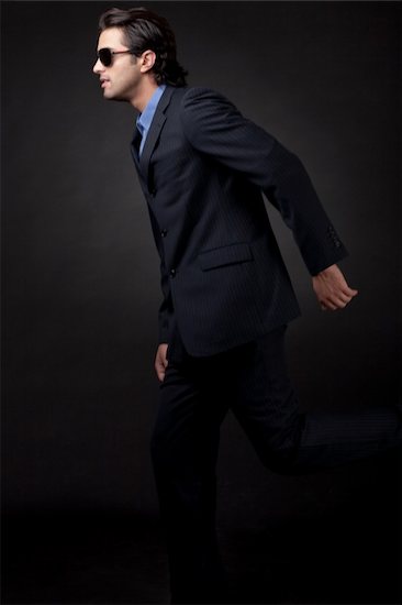 young business man side view in isolated black background Photographie de stock - Libre de Droits (LD), Artiste: get4net, Le code de l’image : 400-05180317