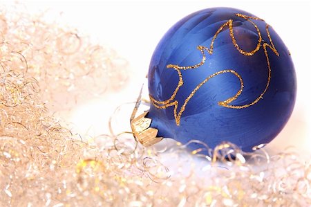 simsearch:400-04411980,k - Blue Christmas ball and golden tinsel. Isolated on white Fotografie stock - Microstock e Abbonamento, Codice: 400-05180853