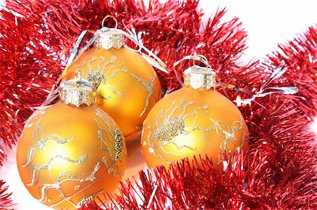 simsearch:400-04659528,k - Golden Christmas balls and red tinsel. Isolated on white Photographie de stock - Aubaine LD & Abonnement, Code: 400-05181373