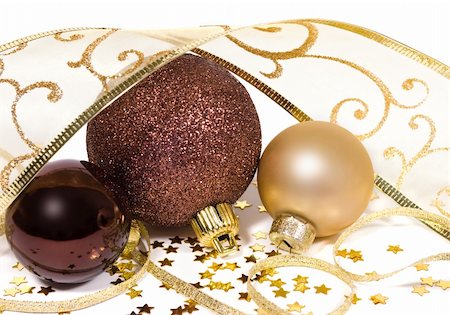 Three gold and bronze baubles decorated with twisted ribbon garlands and stars - christmas decor Stockbilder - Microstock & Abonnement, Bildnummer: 400-05182355