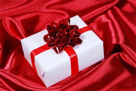 simsearch:400-04656802,k - gift box on red satin background Photographie de stock - Aubaine LD & Abonnement, Code: 400-05182404