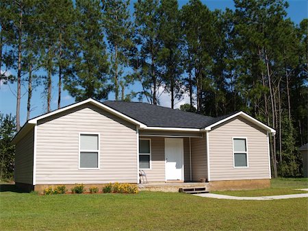 simsearch:400-05175746,k - Small low income home with tan vinyl siding. Fotografie stock - Microstock e Abbonamento, Codice: 400-05182418