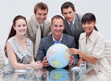 simsearch:400-04187718,k - Smiling business team holding a terrestrial globe in the office Foto de stock - Royalty-Free Super Valor e Assinatura, Número: 400-05183244