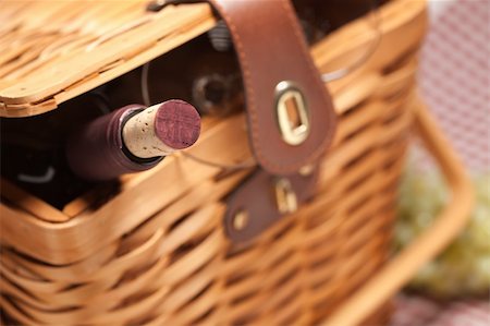 simsearch:400-05194830,k - Picnic Basket, Wine Bottle and Empty Glasses on a Gingham Blanket. Stockbilder - Microstock & Abonnement, Bildnummer: 400-05194828