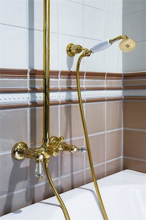 simsearch:400-05163117,k - The beautiful bronze faucet and white bath Photographie de stock - Aubaine LD & Abonnement, Code: 400-05195692