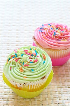simsearch:400-05316582,k - Fresh vanilla cupcakes with strawberry and lime icing on woven straw background Stock Photo - Budget Royalty-Free & Subscription, Code: 400-05196268