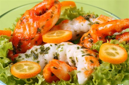 surimi - Shrimp and crab shaped surimi sticks with kumquats and lettuce Photographie de stock - Aubaine LD & Abonnement, Code: 400-05196577