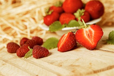 simsearch:400-06177351,k - Freshly cut berries on a wooden board Stock Photo - Budget Royalty-Free & Subscription, Code: 400-05196750