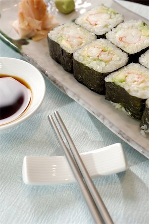 simsearch:400-05299211,k - Sushi and rolls on the wooden plate Foto de stock - Super Valor sin royalties y Suscripción, Código: 400-05198016