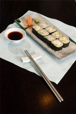 simsearch:400-05299211,k - Sushi and rolls on the wooden plate Foto de stock - Super Valor sin royalties y Suscripción, Código: 400-05198017