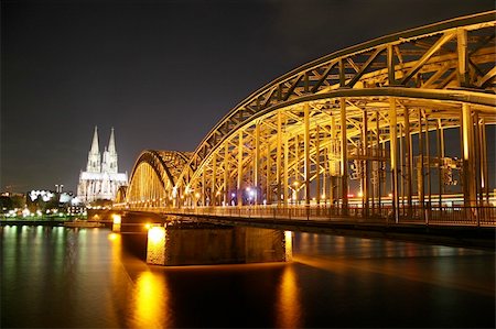 simsearch:649-09249958,k - Illuminated Cologne dome, river Rhine and bridge Hohenzollernbrücke at night Photographie de stock - Aubaine LD & Abonnement, Code: 400-05198033