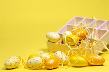 simsearch:400-04291976,k - Yellow Easter eggs with a box. Shallow dof, copy space Photographie de stock - Aubaine LD & Abonnement, Code: 400-05198288