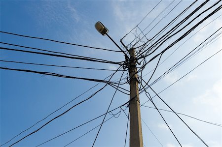 sky electrical cords - Lamp pole and tangled electric wires on the blue sky background. Horizontal Foto de stock - Super Valor sin royalties y Suscripción, Código: 400-05199814