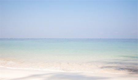 simsearch:841-02716786,k - Summer beach background with clean sand  and blue sky Photographie de stock - Aubaine LD & Abonnement, Code: 400-05199943