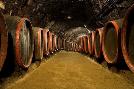 simsearch:862-03354331,k - Old wine barrels are stored in winery cellar Photographie de stock - Aubaine LD & Abonnement, Code: 400-05190470