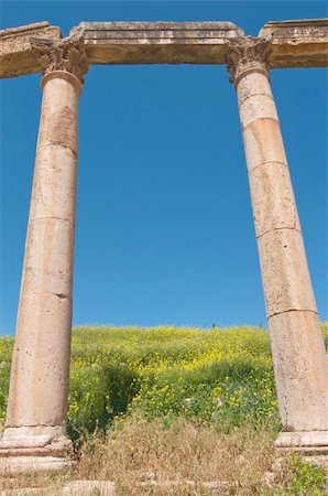 simsearch:400-04836184,k - Ancient columns with blue sky in Jerash, Jordan Photographie de stock - Aubaine LD & Abonnement, Code: 400-05190535