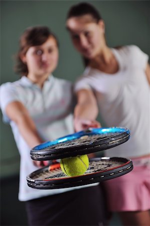 two girls recreating tennis sport Foto de stock - Super Valor sin royalties y Suscripción, Código: 400-05192077