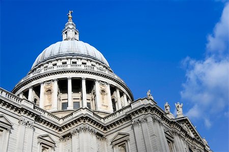 st paul's church - iconic architecture of st pauls cathedral in the city of london against a deep blue sky Photographie de stock - Aubaine LD & Abonnement, Code: 400-05204806