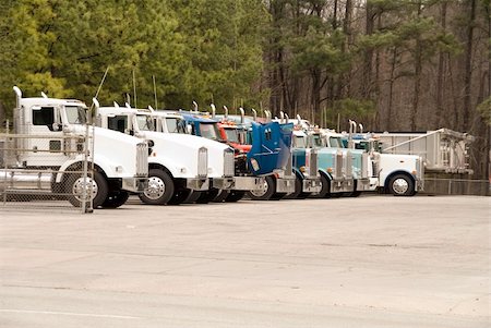 simsearch:400-04293578,k - Large Tractor Trailors parked in a truck lot Stock Photo - Budget Royalty-Free & Subscription, Code: 400-05206458