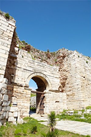 persecución - The ruined arch of the Gate of Persecution of the st. Johns Basilica constructed in the 5th Century AD by Emperor Justinian on Ayasuluk Hill, Selcuk, Ephesus, Turkey. Stock Photo - Budget Royalty-Free & Subscription, Code: 400-05208043