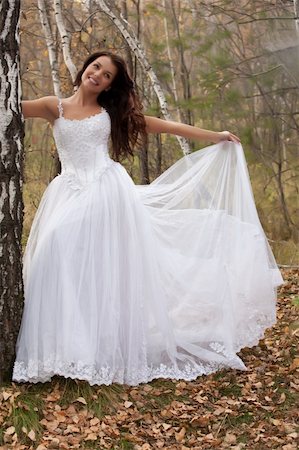 simsearch:400-05208182,k - Young woman in a wedding dress in an autumn forest Foto de stock - Royalty-Free Super Valor e Assinatura, Número: 400-05208174