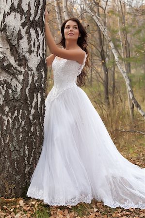 simsearch:400-05208182,k - Young woman in a wedding dress in an autumn forest Foto de stock - Royalty-Free Super Valor e Assinatura, Número: 400-05208173