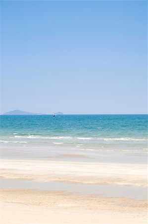 simsearch:841-02716786,k - Summer beach background with clean sand  and blue sky Photographie de stock - Aubaine LD & Abonnement, Code: 400-05208210