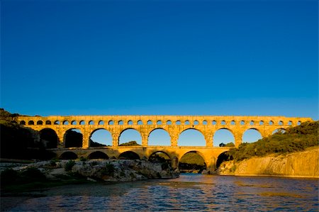 Roman aqueduct, Pont du Gard, Languedoc-Roussillon, France Photographie de stock - Aubaine LD & Abonnement, Code: 400-05208839