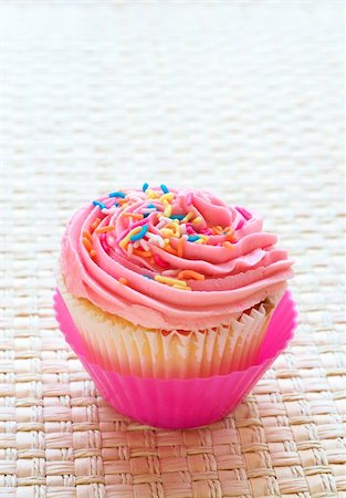 simsearch:400-05316582,k - Fresh vanilla cupcake in pink cup with strawberry icing on decorative background Stock Photo - Budget Royalty-Free & Subscription, Code: 400-05209216