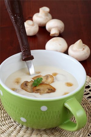 pilzsuppe - Delicious mushroom cream soup with mushroom slices and parsley Stockbilder - Microstock & Abonnement, Bildnummer: 400-05209592