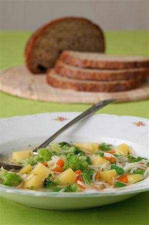 simsearch:400-04475212,k - Delicious vegetable soup with carrot, potato, broccoli, green beans, parsley and noodles Stockbilder - Microstock & Abonnement, Bildnummer: 400-05200190