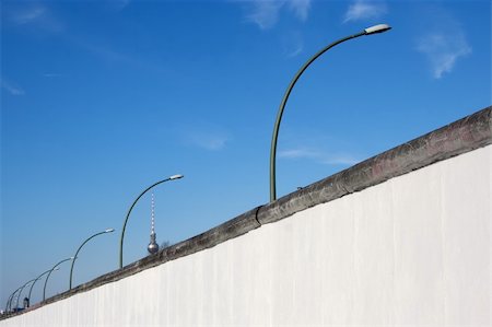 deutsche demokratische republik - The Berlin Wall, dividing East from West during the cold war Stockbilder - Microstock & Abonnement, Bildnummer: 400-05200798