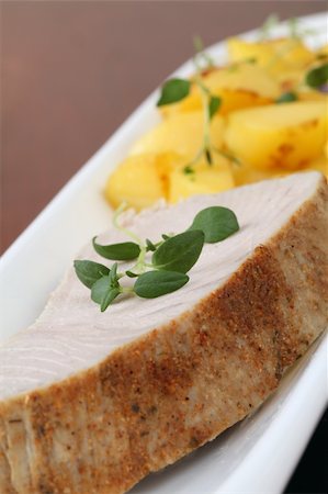 Roast tuna steak with potatoes and thyme Photographie de stock - Aubaine LD & Abonnement, Code: 400-05200824