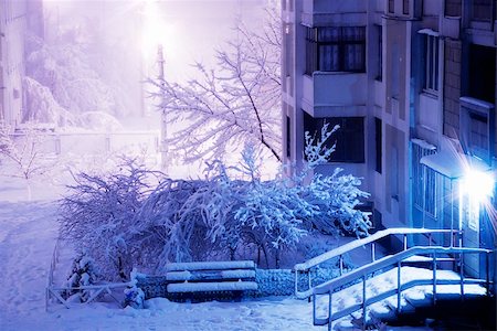 rashevskaya (artist) - View on a winter street. Entrance, bench, road, trees covered with a snow. Foto de stock - Royalty-Free Super Valor e Assinatura, Número: 400-05201016