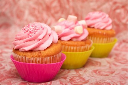 simsearch:400-04815679,k - Three fresh vanilla cupcakes in pink and green cups with strawberry icing on decorative background Foto de stock - Super Valor sin royalties y Suscripción, Código: 400-05202024