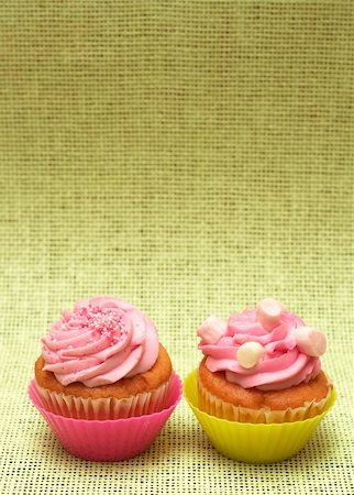 simsearch:400-05316582,k - Two fresh vanilla cupcakes in pink and green cups with strawberry icing and marshmallows on hessian background Stock Photo - Budget Royalty-Free & Subscription, Code: 400-05202025