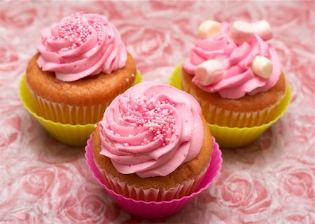 simsearch:400-05316582,k - Three Fresh vanilla cupcakes in pink and green cups with strawberry icing, marshmallows and sprinkles on decorative background Stock Photo - Budget Royalty-Free & Subscription, Code: 400-05202023