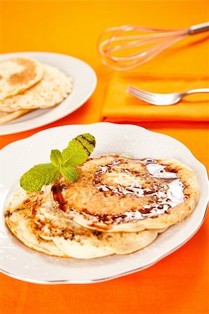 simsearch:400-08427433,k - pile of pancakes drizzled in caramel and mint Photographie de stock - Aubaine LD & Abonnement, Code: 400-05202037