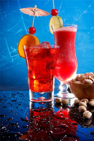 pub mirror - Strawberry Marfarita and daiquiri, cosmopolitan on the roks and Grenadine Fizz with pistachio Stock Photo - Budget Royalty-Free & Subscription, Code: 400-05202338