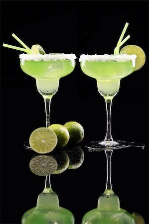Mexican Margarita Cocktail and sliced lime Foto de stock - Super Valor sin royalties y Suscripción, Código: 400-05202348