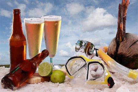 simsearch:400-05202358,k - A couple of cold beers at he beach Foto de stock - Royalty-Free Super Valor e Assinatura, Número: 400-05202364