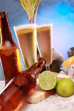 simsearch:400-05202358,k - A couple of cold beers at he beach Foto de stock - Royalty-Free Super Valor e Assinatura, Número: 400-05202365