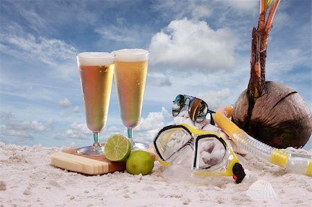 simsearch:400-05202358,k - A couple of cold beers at he beach Foto de stock - Royalty-Free Super Valor e Assinatura, Número: 400-05202363