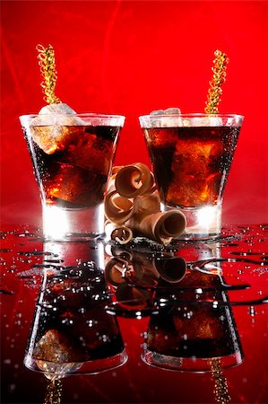 simsearch:400-04647118,k - Black russian cocktail and smoked dried curls Stockbilder - Microstock & Abonnement, Bildnummer: 400-05202376