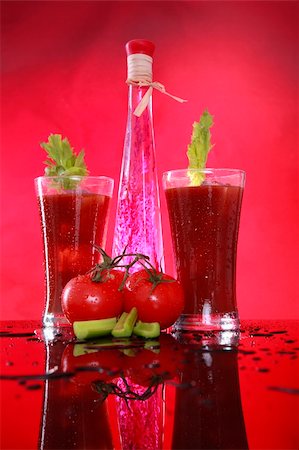 simsearch:400-05202358,k - Cold Bloody Mary or tomato juice cocktail Foto de stock - Royalty-Free Super Valor e Assinatura, Número: 400-05202378
